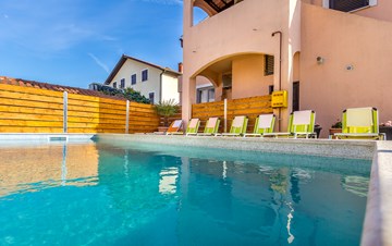 La casa privata a Lisignano offre appartamenti con piscina comune