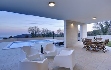 Bella e moderna villa con piscina privata, Wi-Fi, vista mare