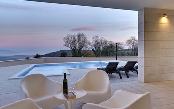 Bella e moderna villa con piscina privata, Wi-Fi, vista mare