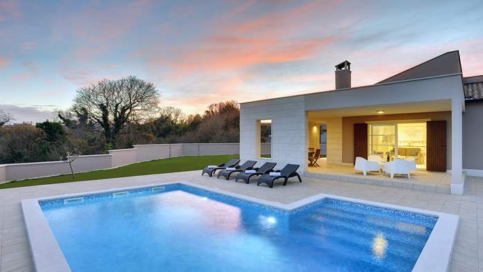 Stunning modern villa, private pool, WiFi, sea view, 18