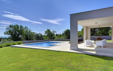 Predivna moderna vila s privatnim bazenom i pogledom na more