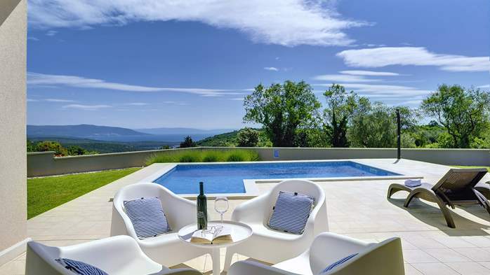 Bella e moderna villa con piscina privata, Wi-Fi, vista mare, 1
