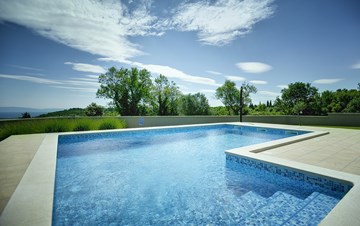 Predivna moderna vila s privatnim bazenom i pogledom na more