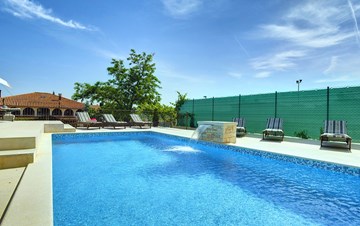 Villa auf zwei Etagen mit Pool und Sonnenterrasse, neben Rovinj