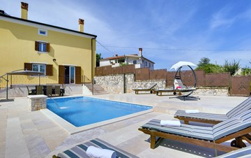 Villa on 2 floors with pool and sun terrace, close to Rovinj
