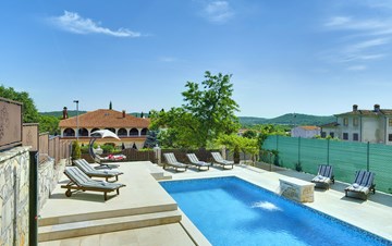 Villa auf zwei Etagen mit Pool und Sonnenterrasse, neben Rovinj