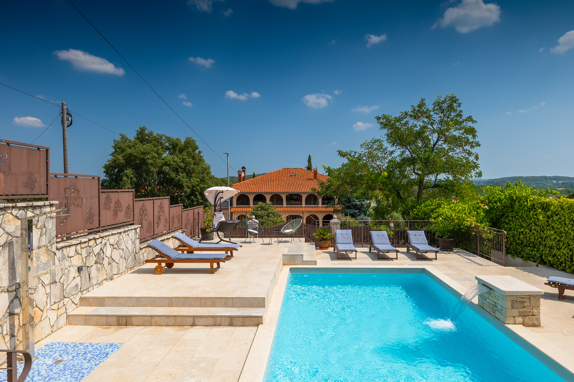 Villa auf zwei Etagen mit Pool und Sonnenterrasse, neben Rovinj