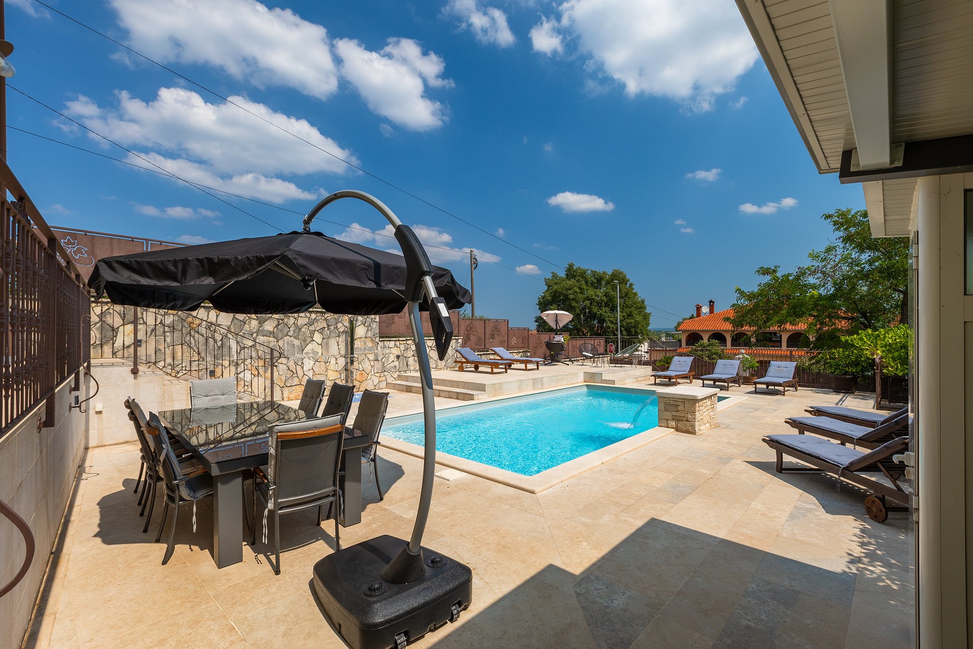 Villa auf zwei Etagen mit Pool und Sonnenterrasse, neben Rovinj