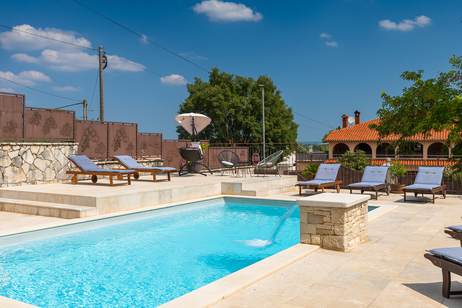 Villa auf zwei Etagen mit Pool und Sonnenterrasse, neben Rovinj