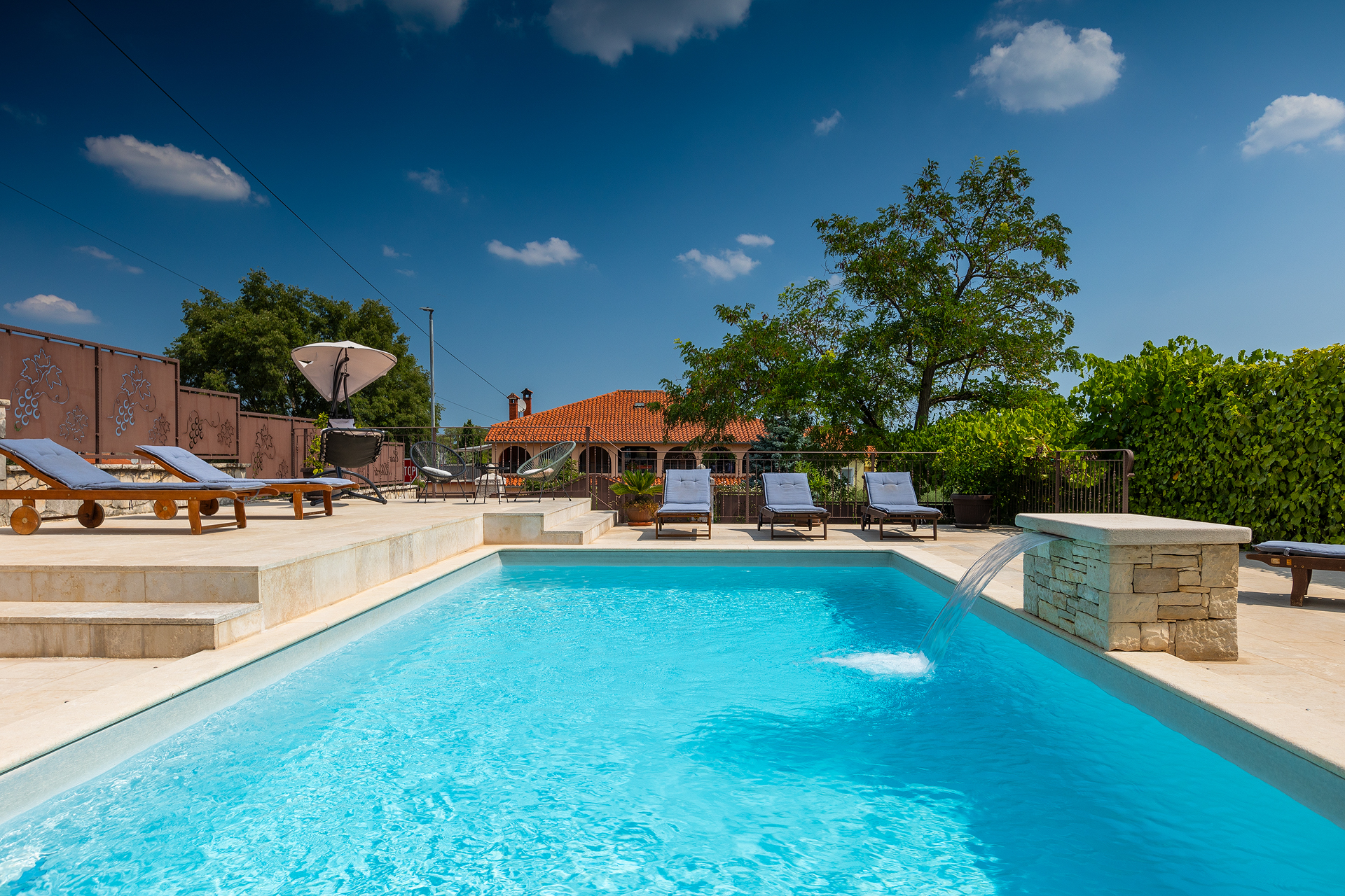 Villa auf zwei Etagen mit Pool und Sonnenterrasse, neben Rovinj