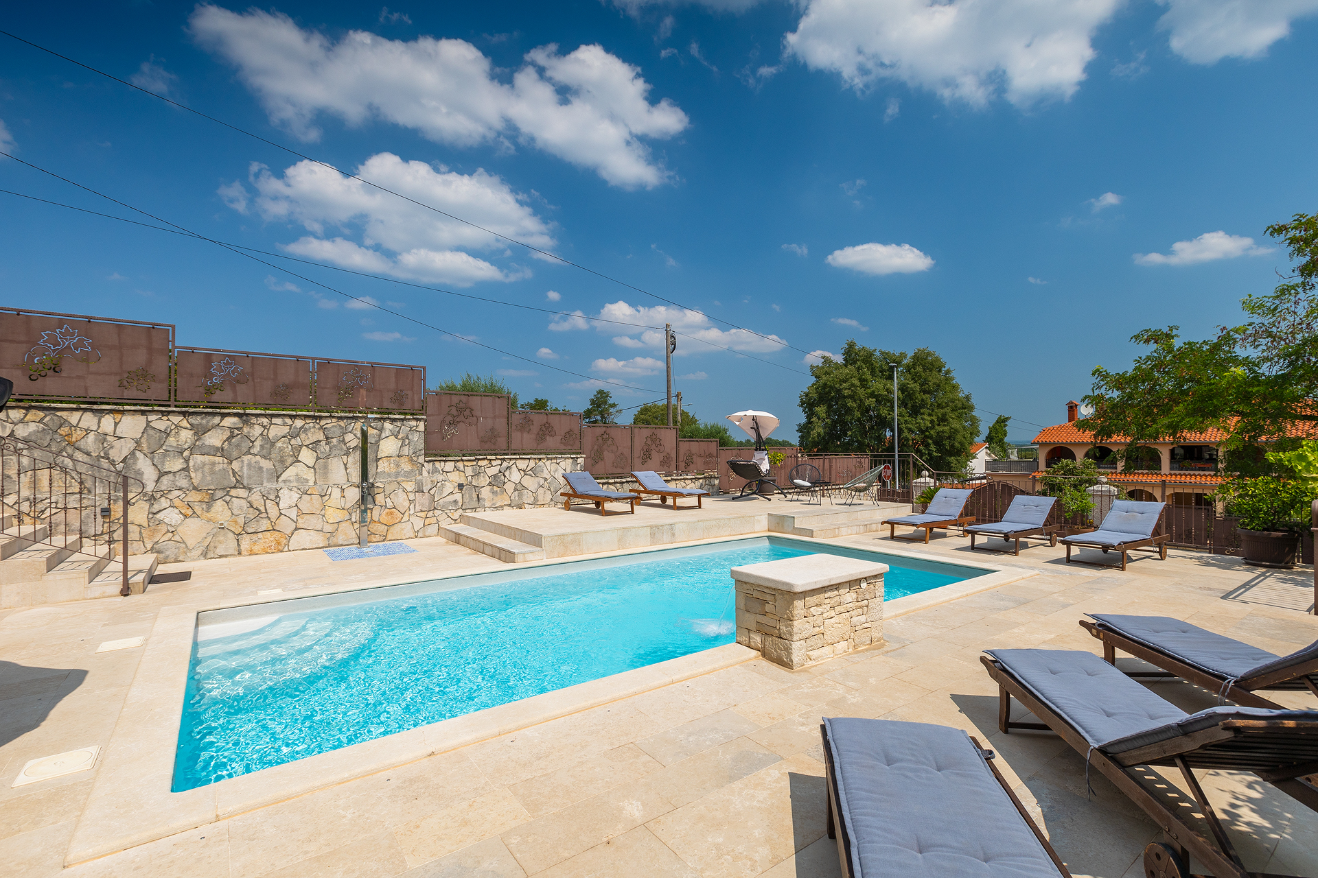 Villa auf zwei Etagen mit Pool und Sonnenterrasse, neben Rovinj