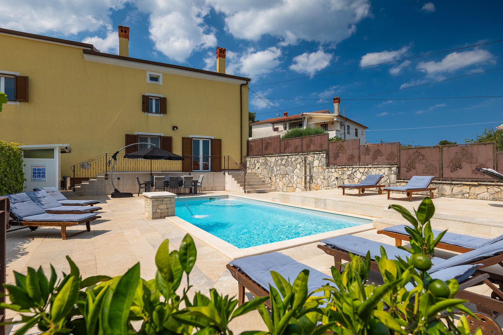 Villa auf zwei Etagen mit Pool und Sonnenterrasse, neben Rovinj