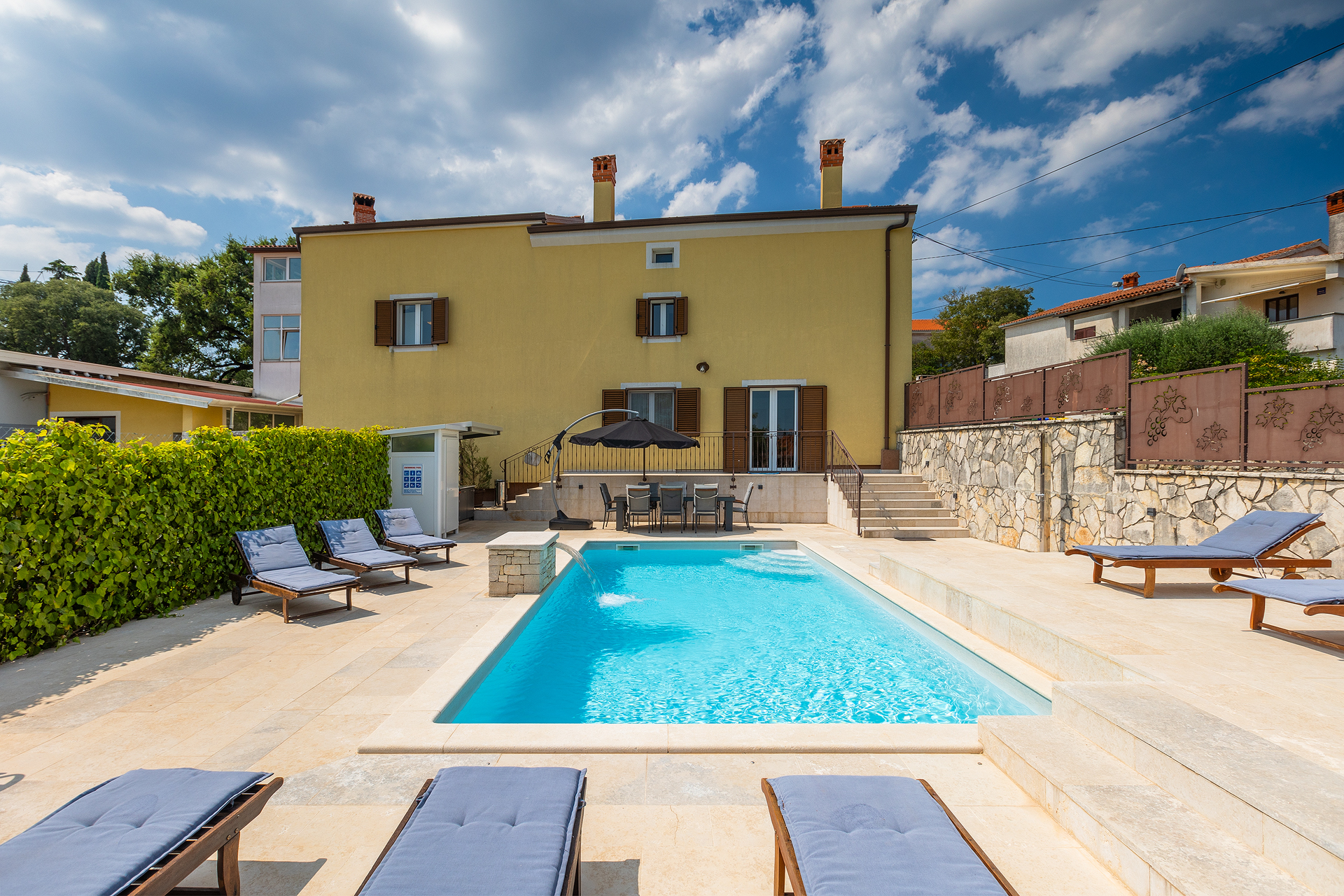 Villa auf zwei Etagen mit Pool und Sonnenterrasse, neben Rovinj