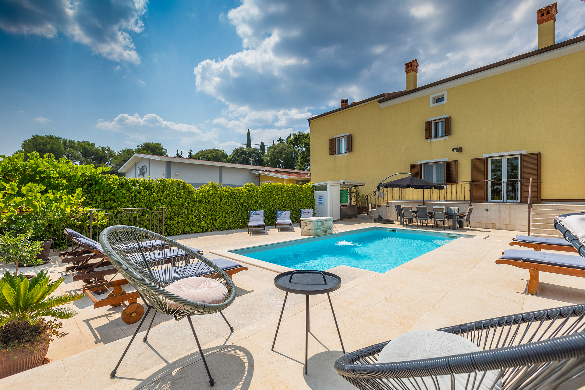Villa auf zwei Etagen mit Pool und Sonnenterrasse, neben Rovinj