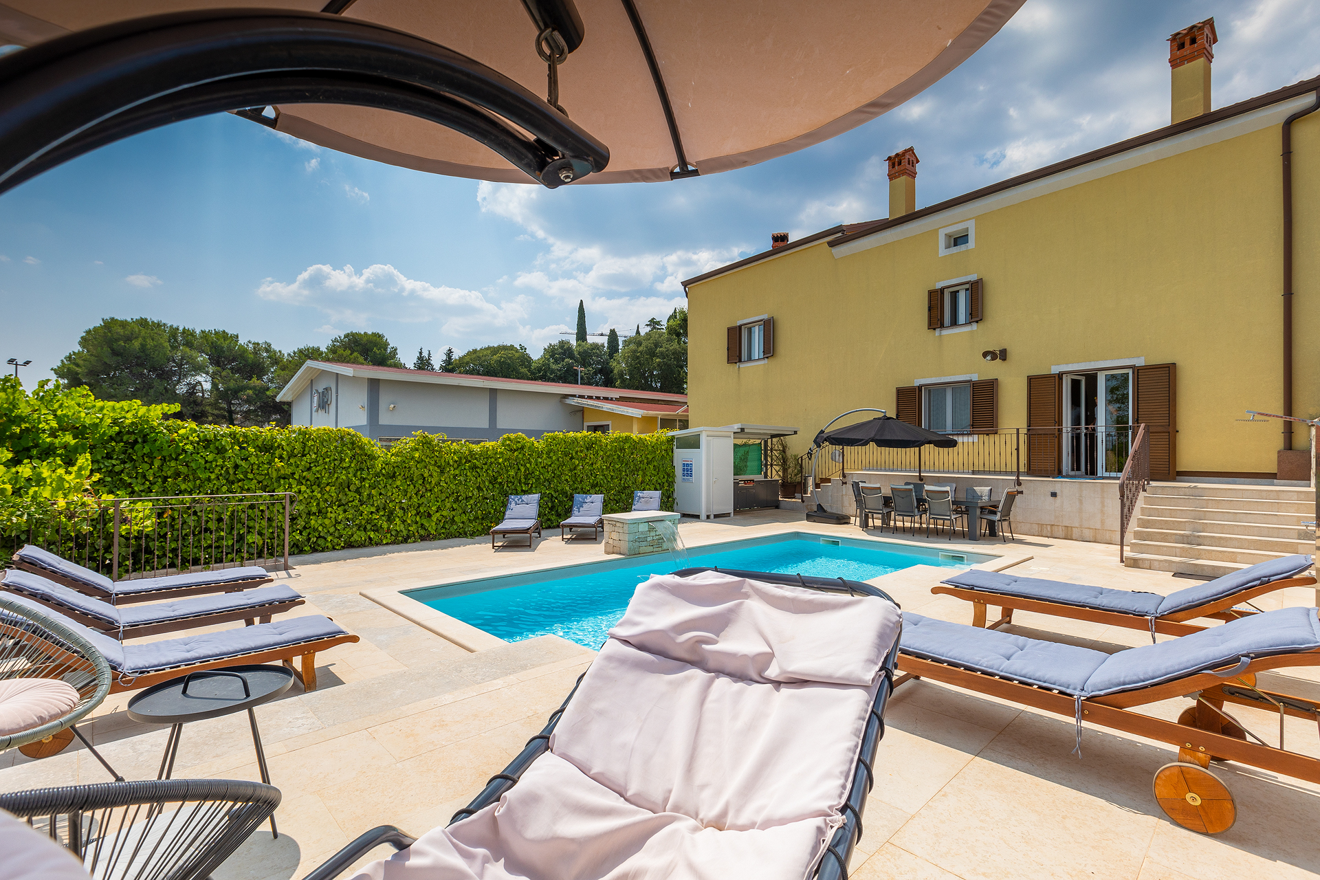 Villa auf zwei Etagen mit Pool und Sonnenterrasse, neben Rovinj