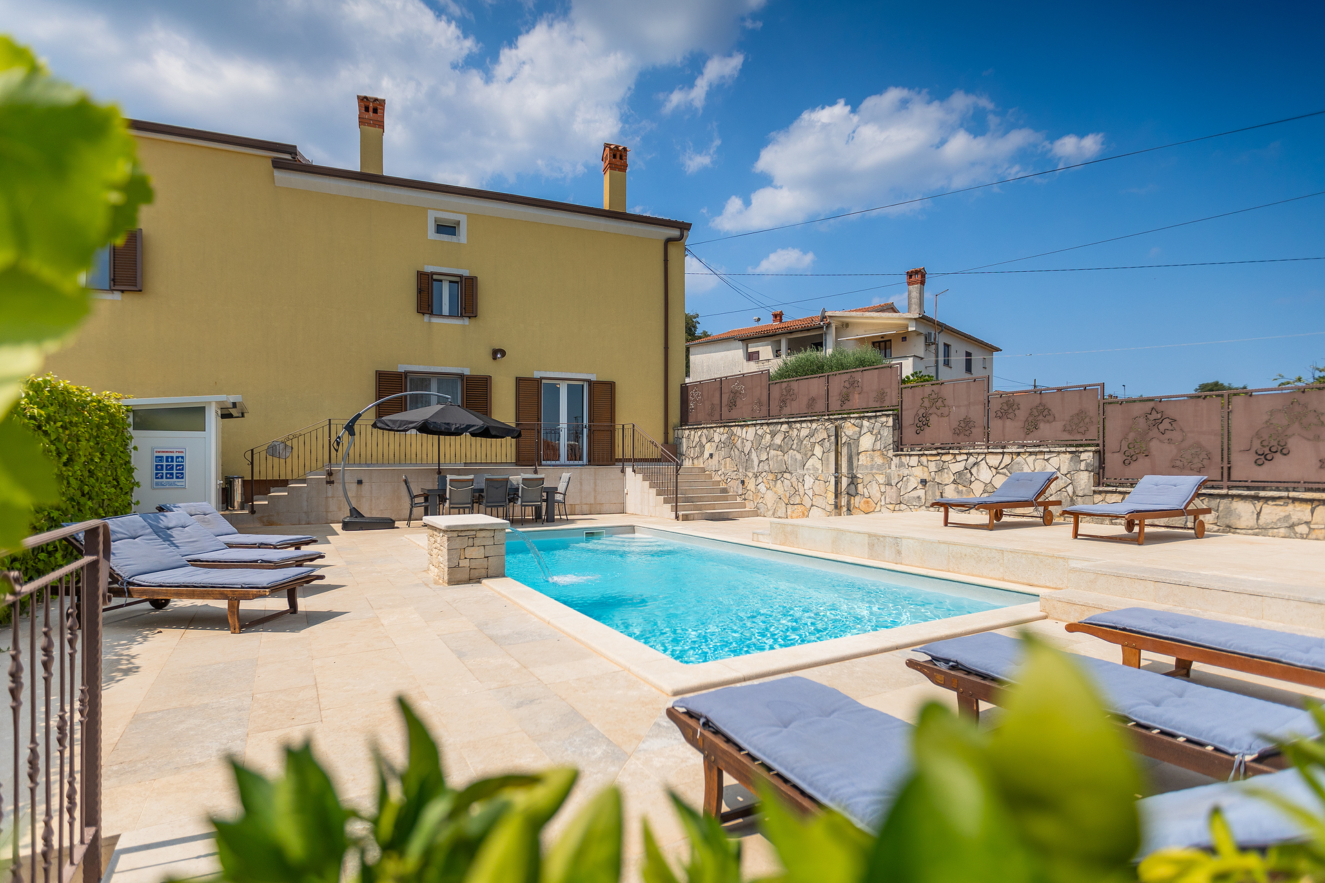 Villa auf zwei Etagen mit Pool und Sonnenterrasse, neben Rovinj
