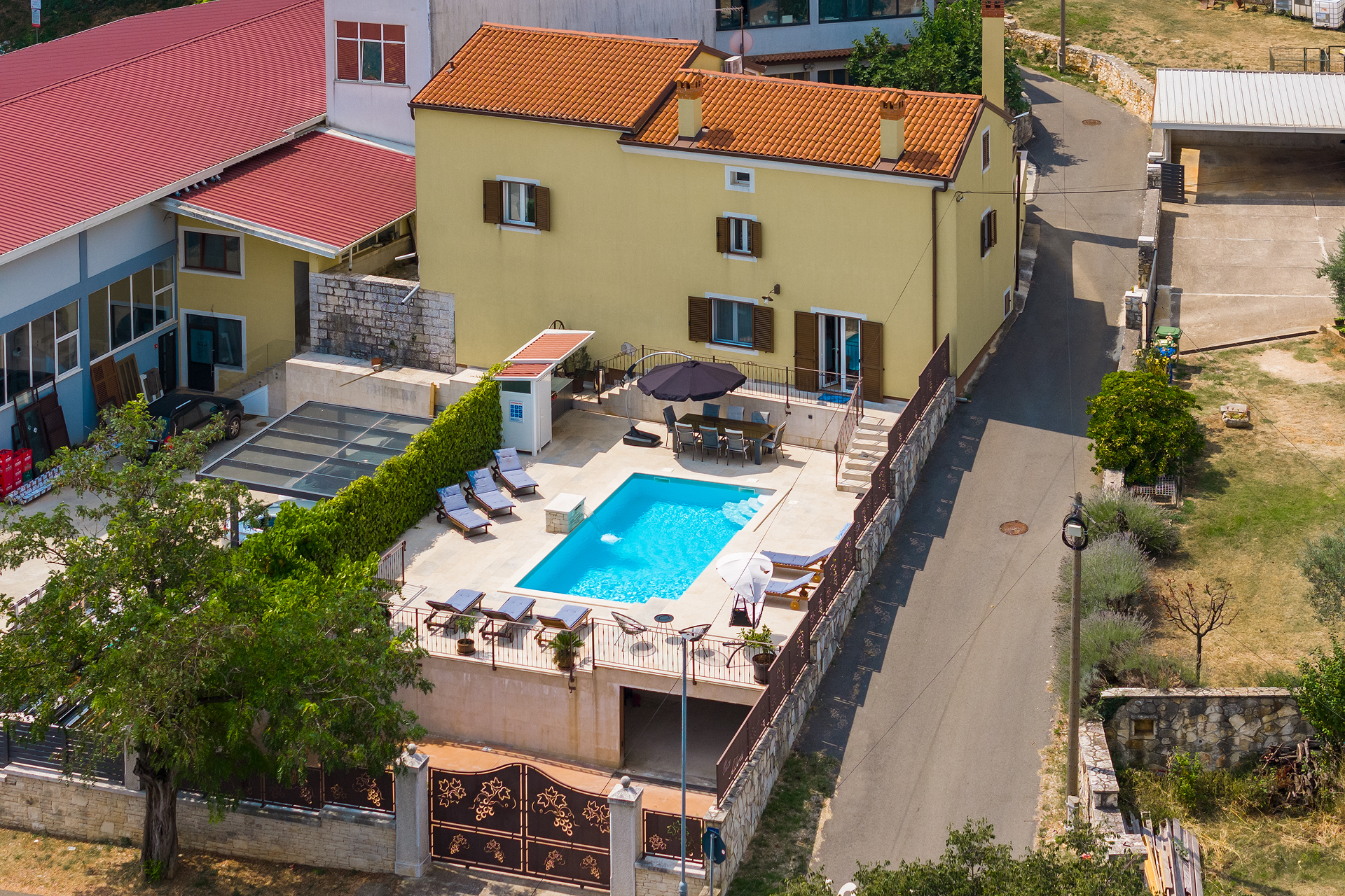 Villa auf zwei Etagen mit Pool und Sonnenterrasse, neben Rovinj