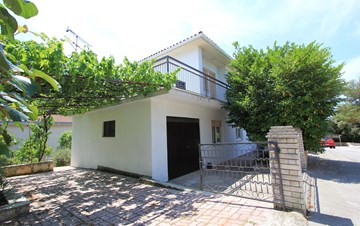 Two-floor house with nice sea view for 12 persons, six bedrooms