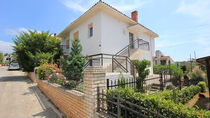 Two-floor house with nice sea view for 12 persons, six bedrooms, 7