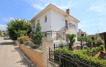 Two-floor house with nice sea view for 12 persons, six bedrooms