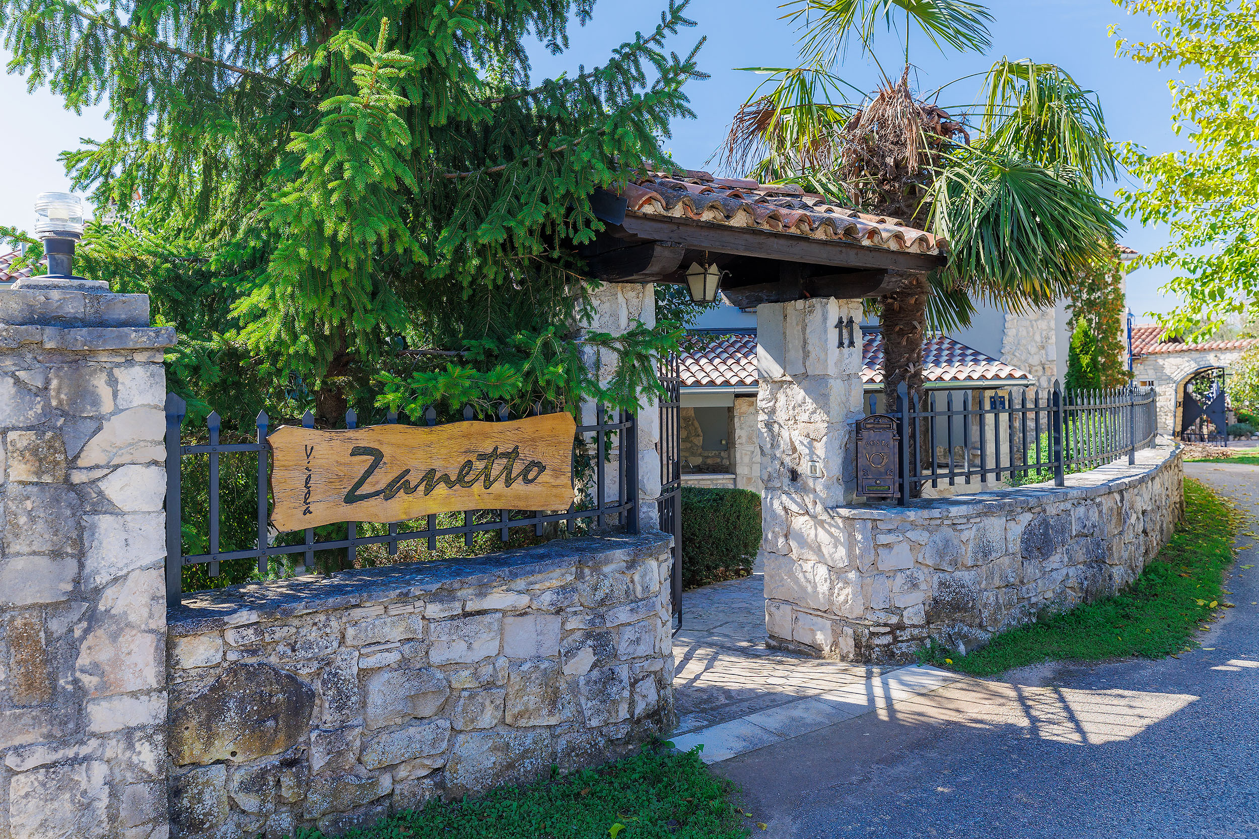 Villa with outdoor and indoor swimming pool, near Labin