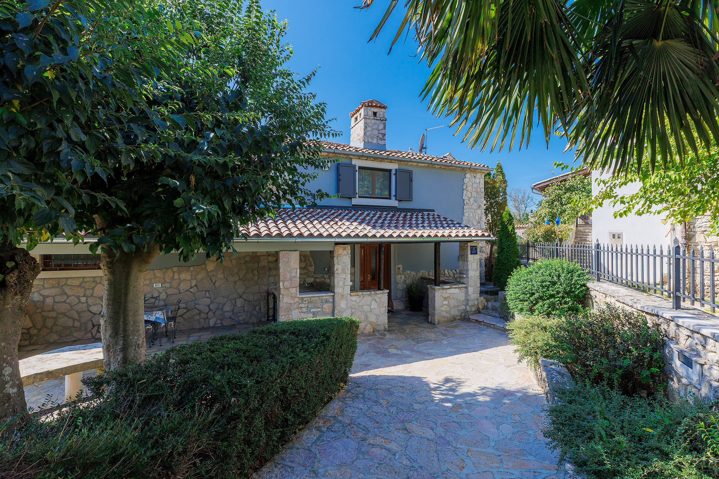 Villa with outdoor and indoor swimming pool, near Labin