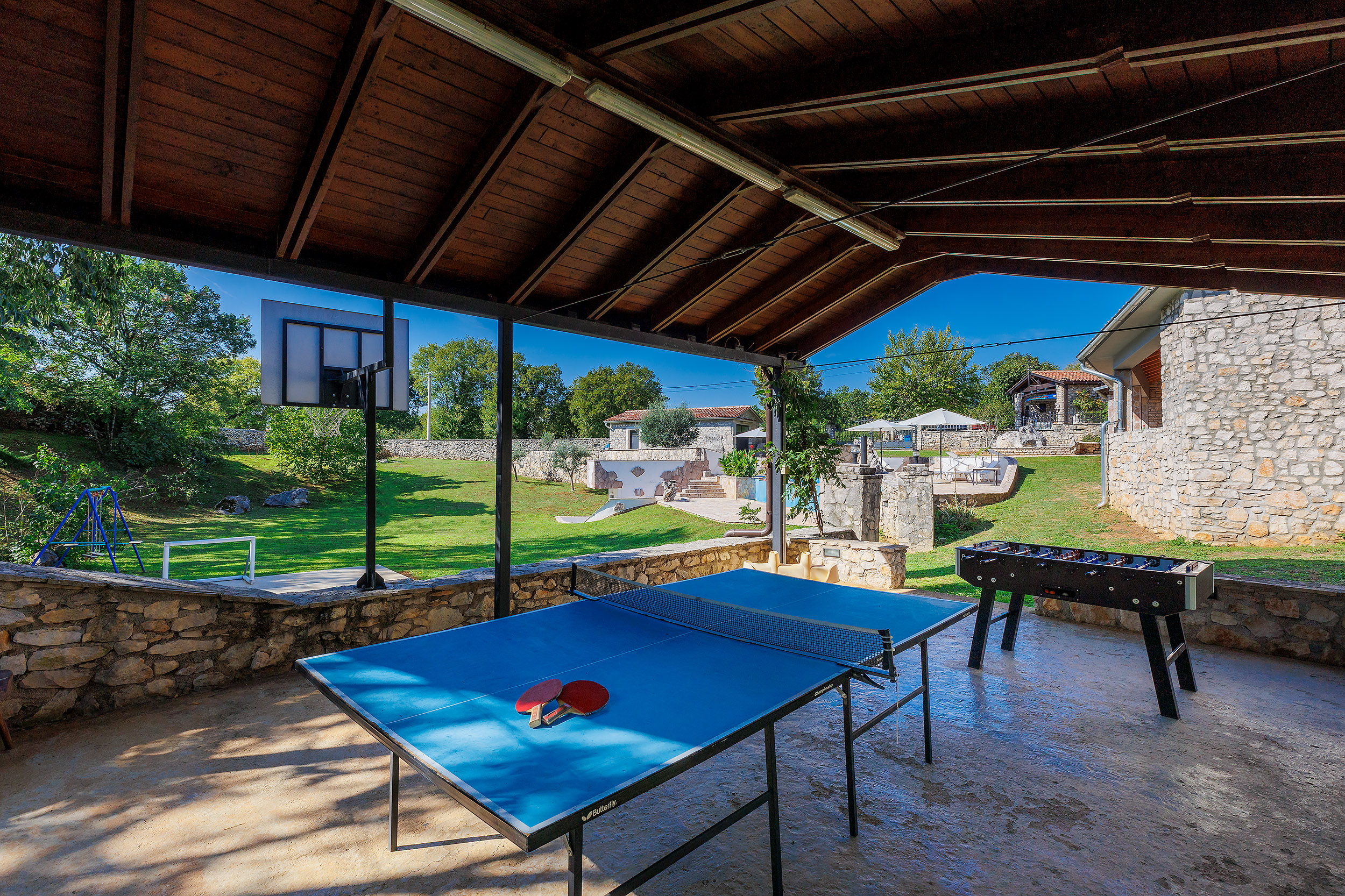 Villa with outdoor and indoor swimming pool, near Labin