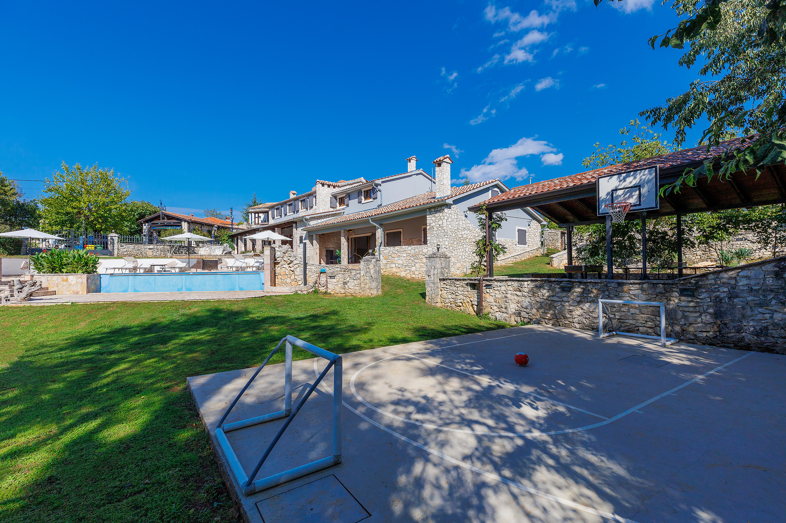 Villa with outdoor and indoor swimming pool, near Labin
