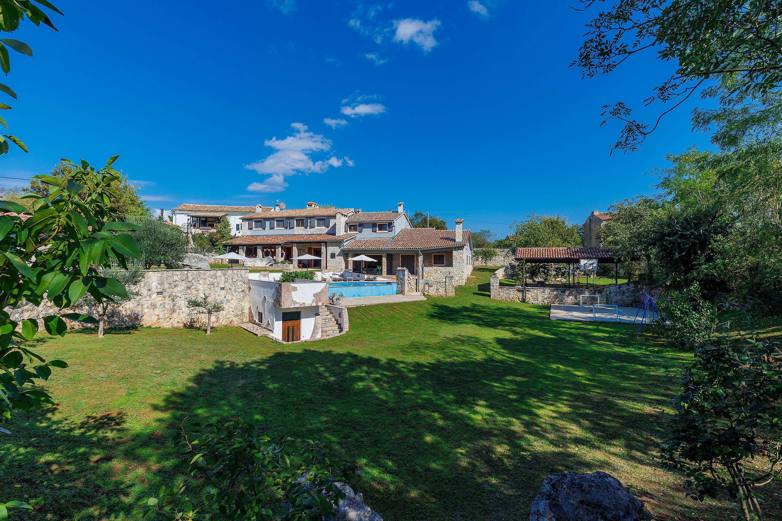 Villa with outdoor and indoor swimming pool, near Labin