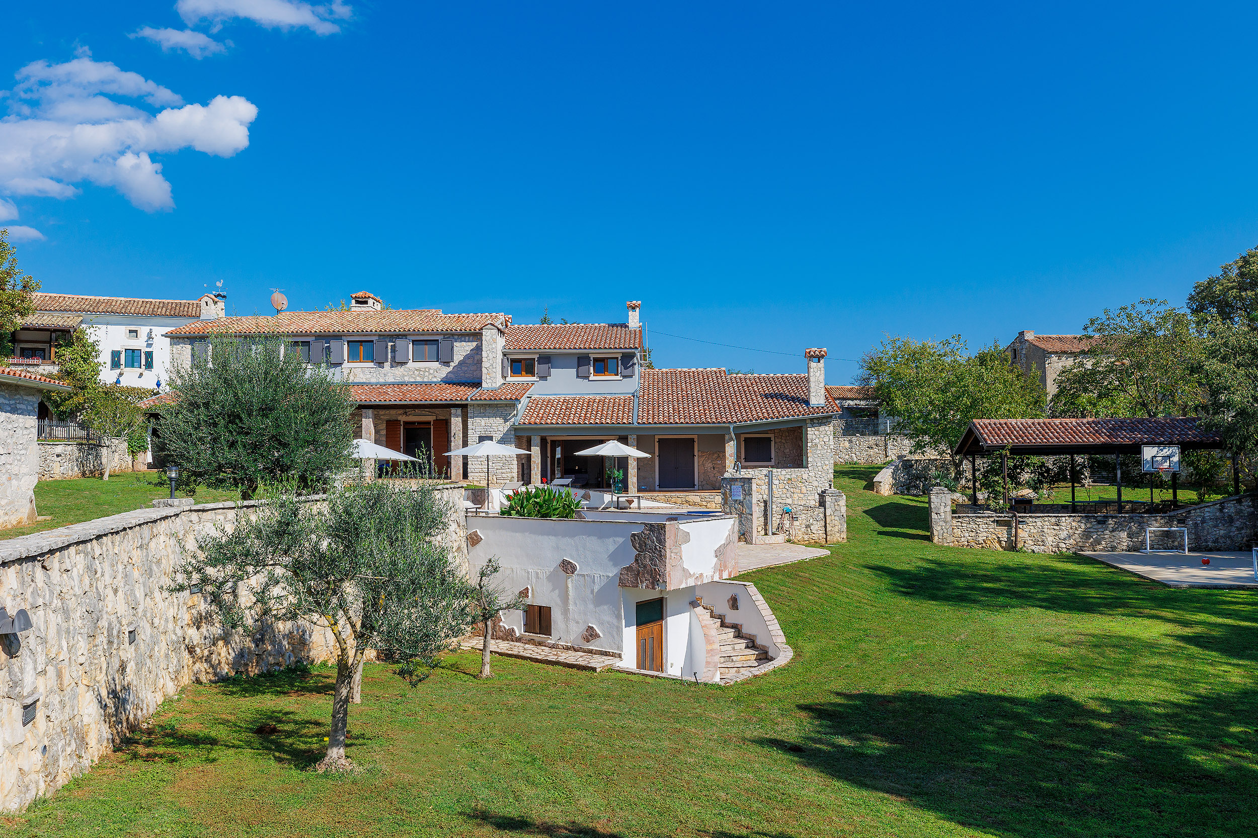 Villa with outdoor and indoor swimming pool, near Labin