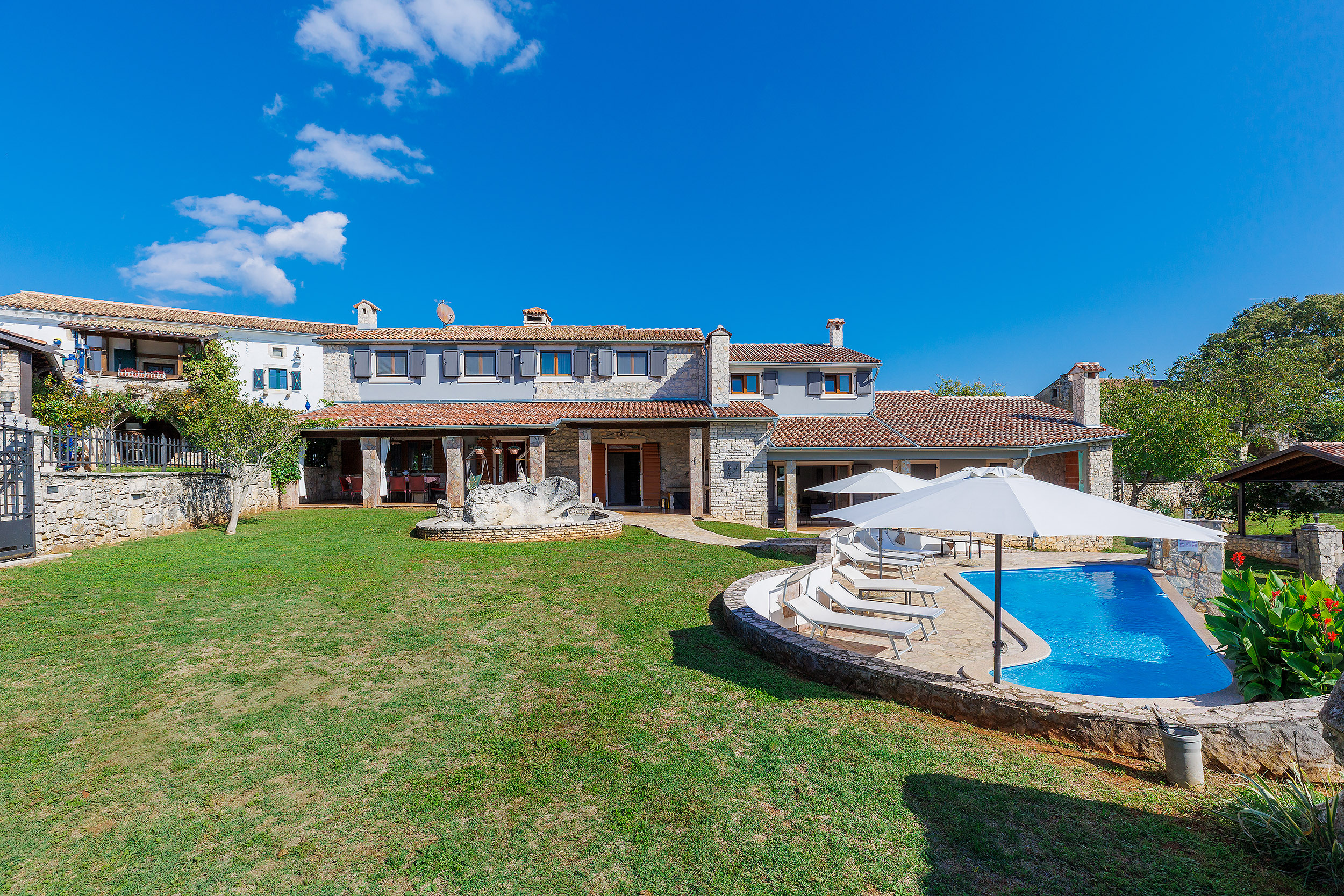 Villa with outdoor and indoor swimming pool, near Labin