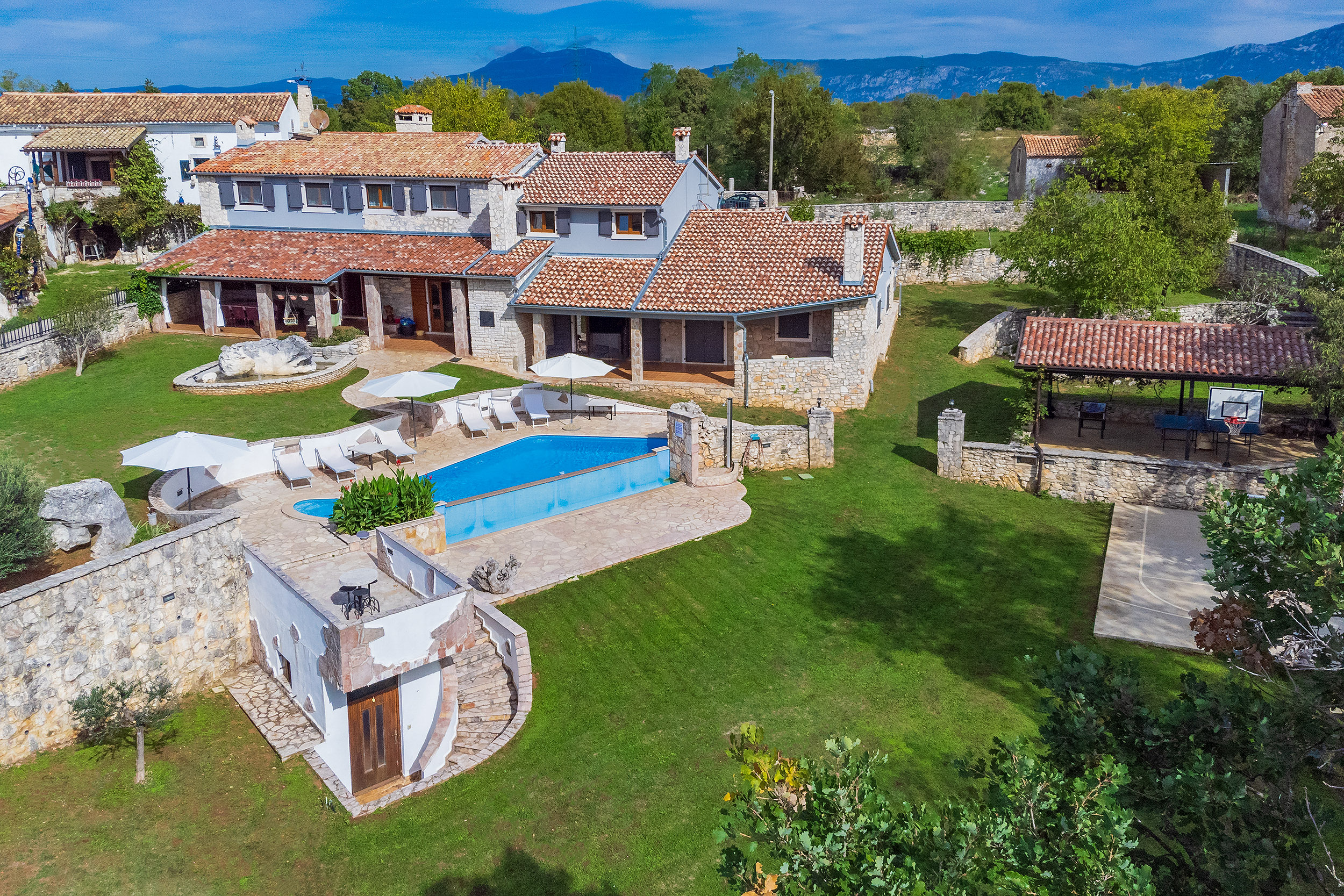 Villa with outdoor and indoor swimming pool, near Labin