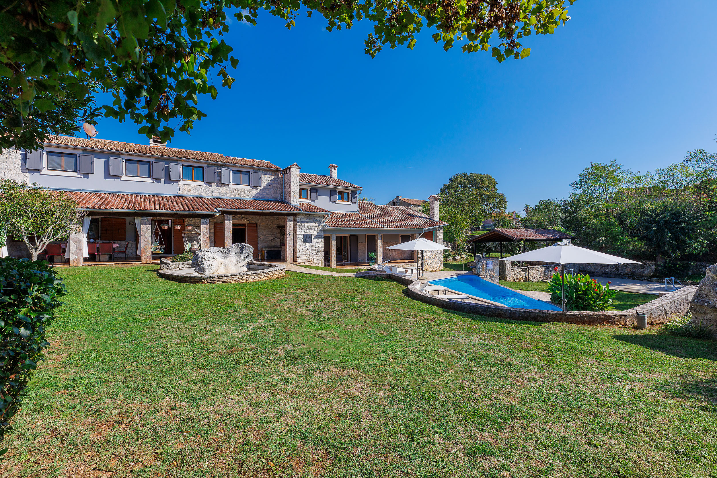 Villa with outdoor and indoor swimming pool, near Labin