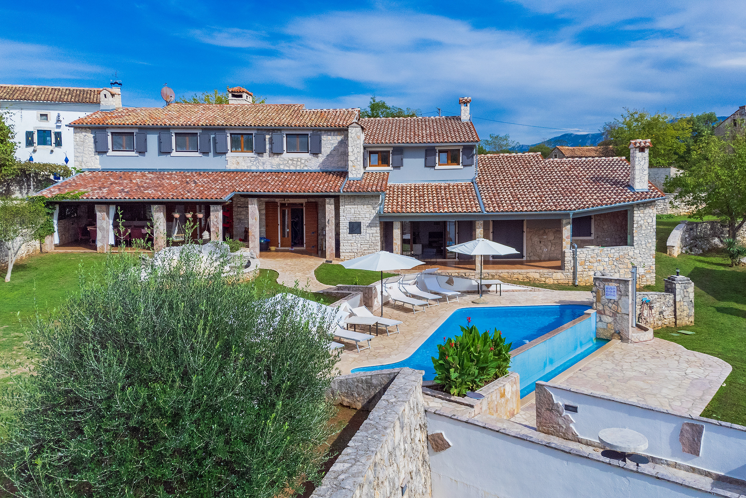 Villa with outdoor and indoor swimming pool, near Labin