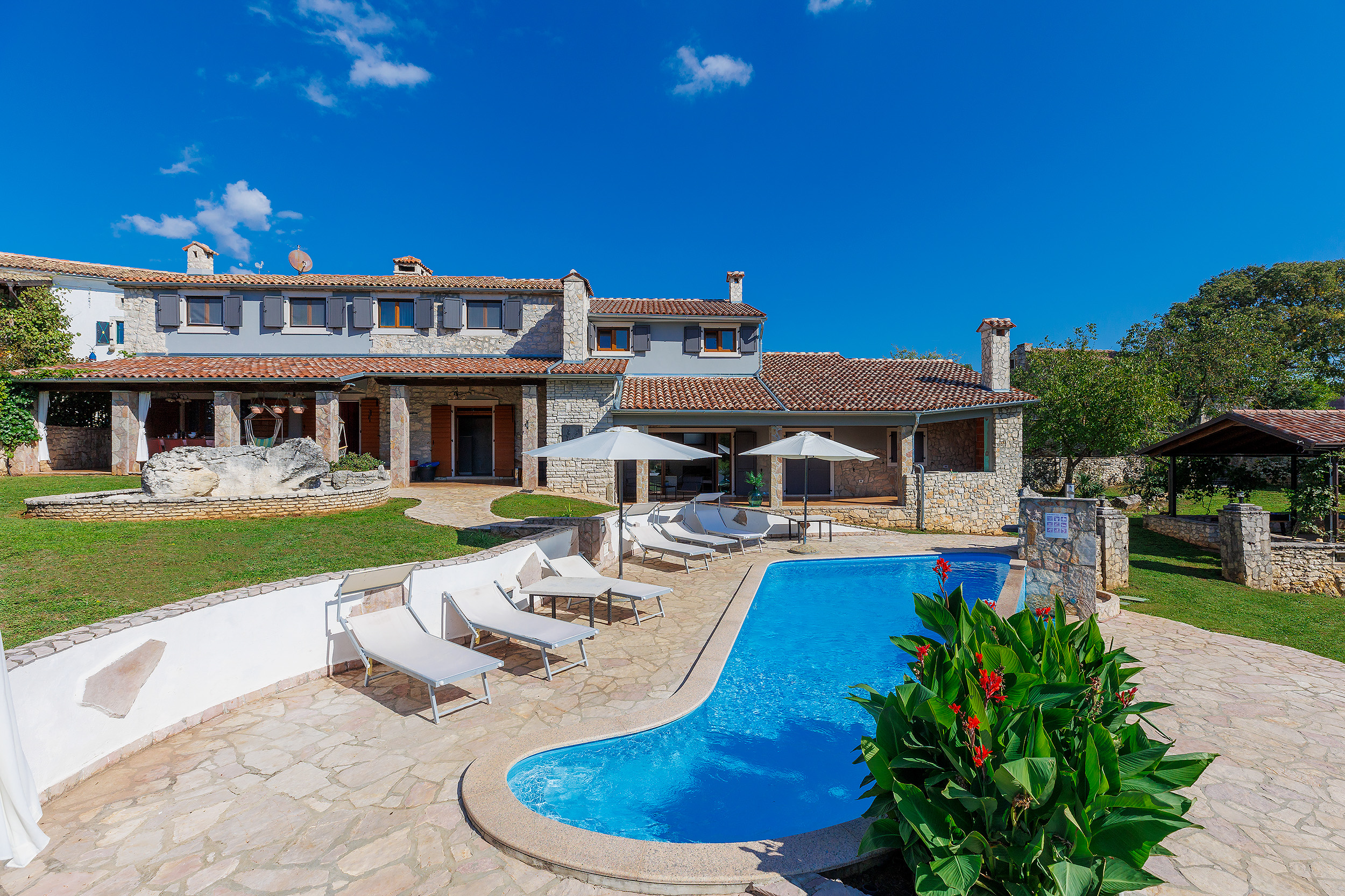 Villa with outdoor and indoor swimming pool, near Labin