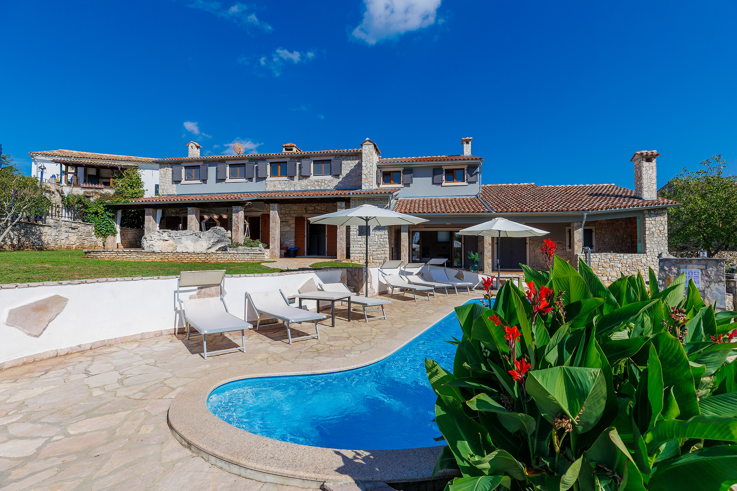 Villa with outdoor and indoor swimming pool, near Labin