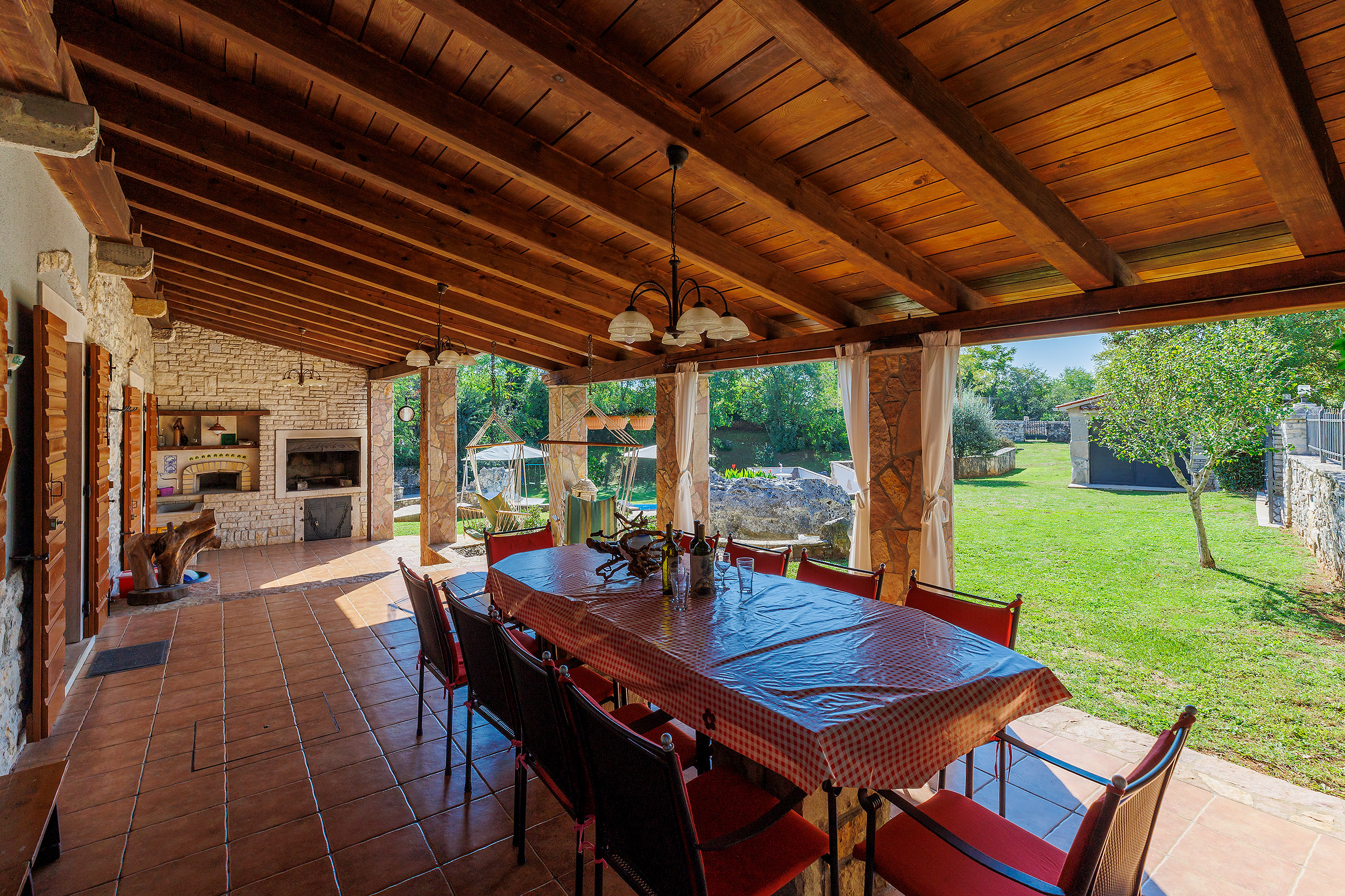 Villa with outdoor and indoor swimming pool, near Labin