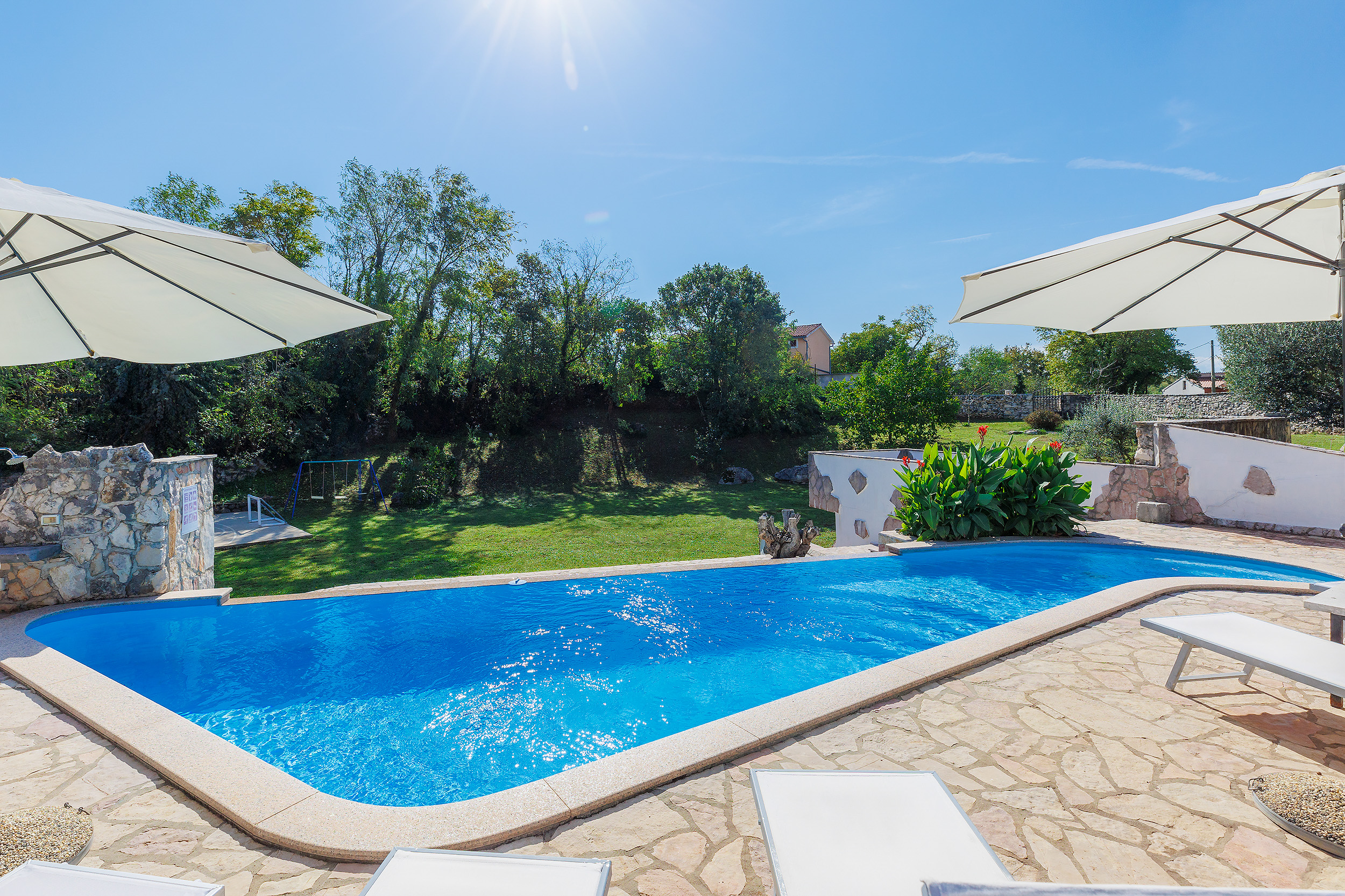 Villa with outdoor and indoor swimming pool, near Labin