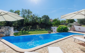 Villa with outdoor and indoor swimming pool, near Labin