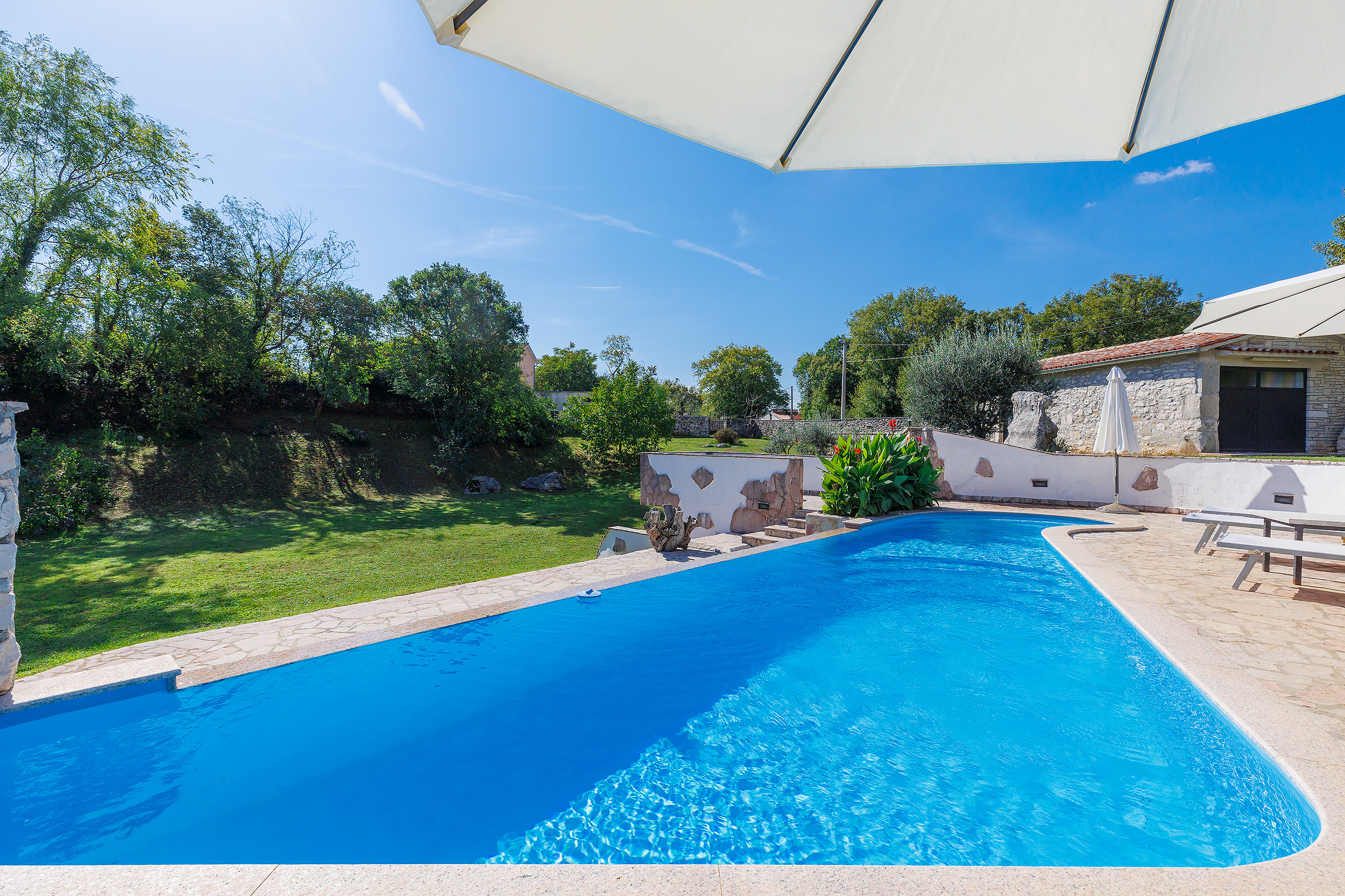 Villa with outdoor and indoor swimming pool, near Labin