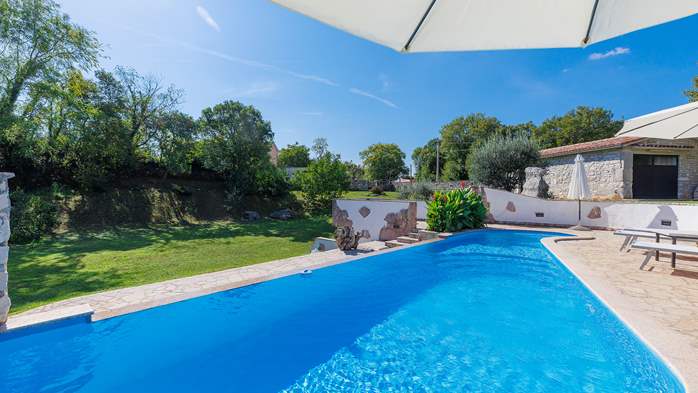 Villa with outdoor and indoor swimming pool, near Labin, 33
