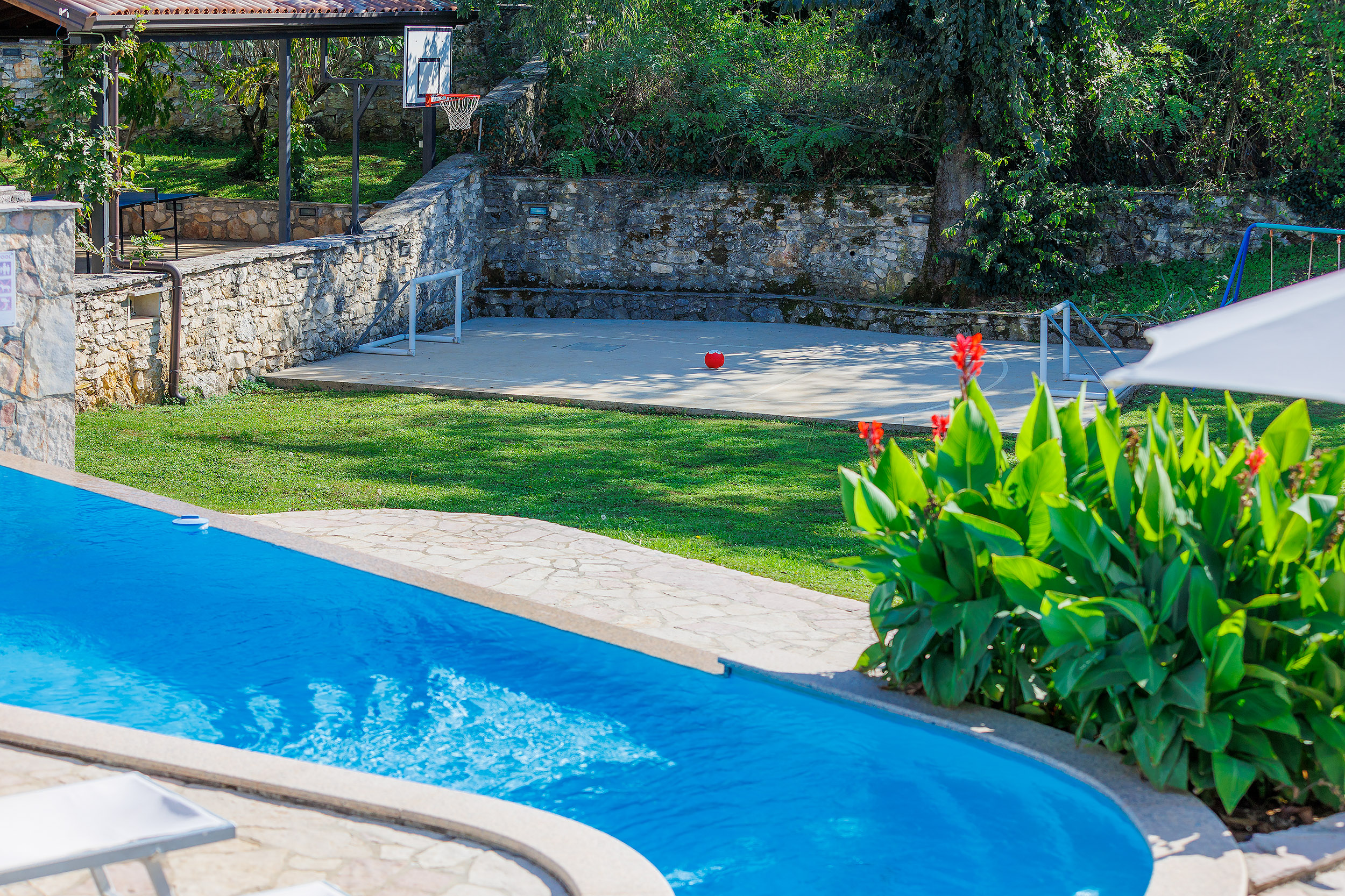 Villa with outdoor and indoor swimming pool, near Labin