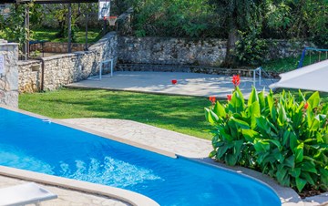 Villa with outdoor and indoor swimming pool, near Labin