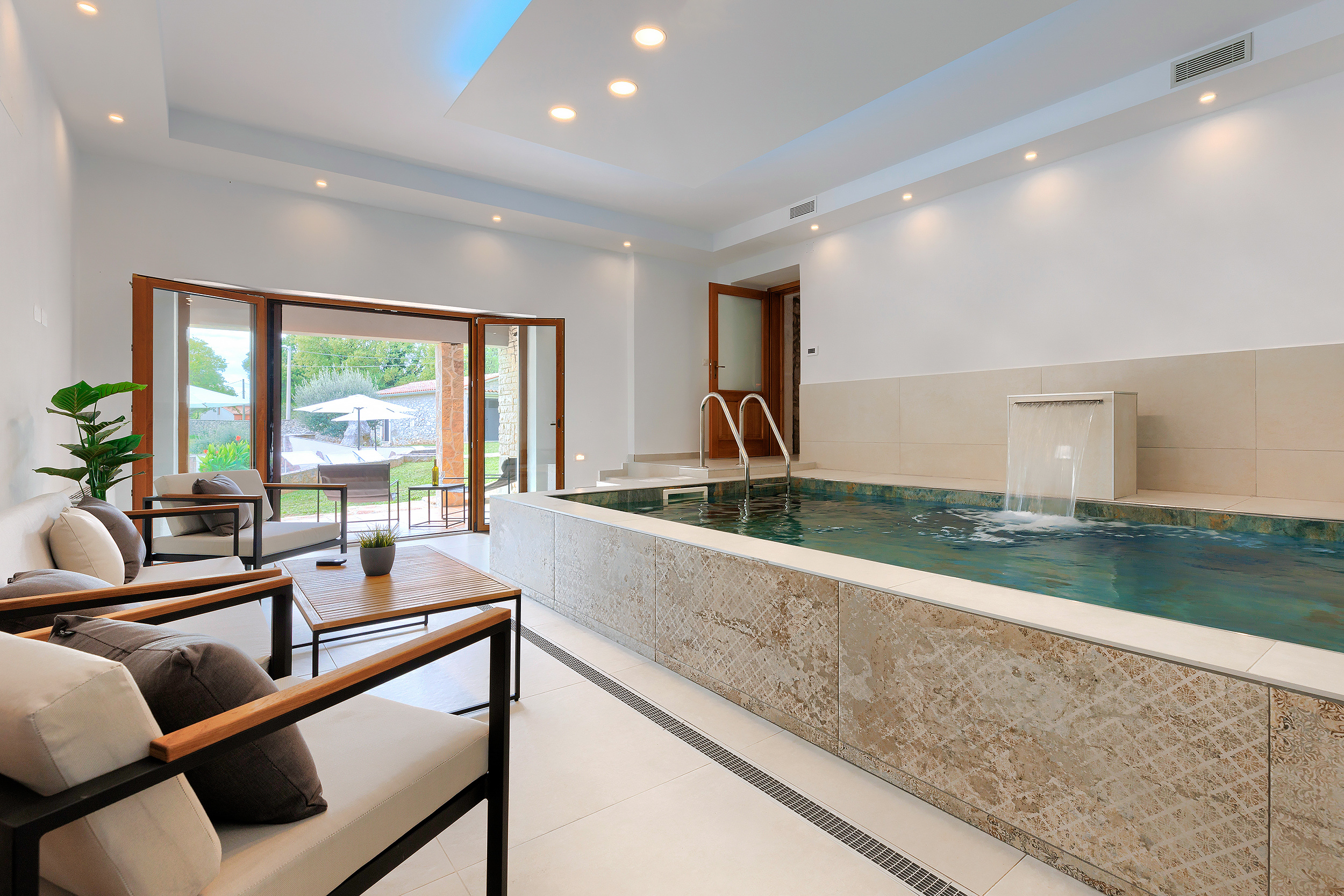 Villa with outdoor and indoor swimming pool, near Labin