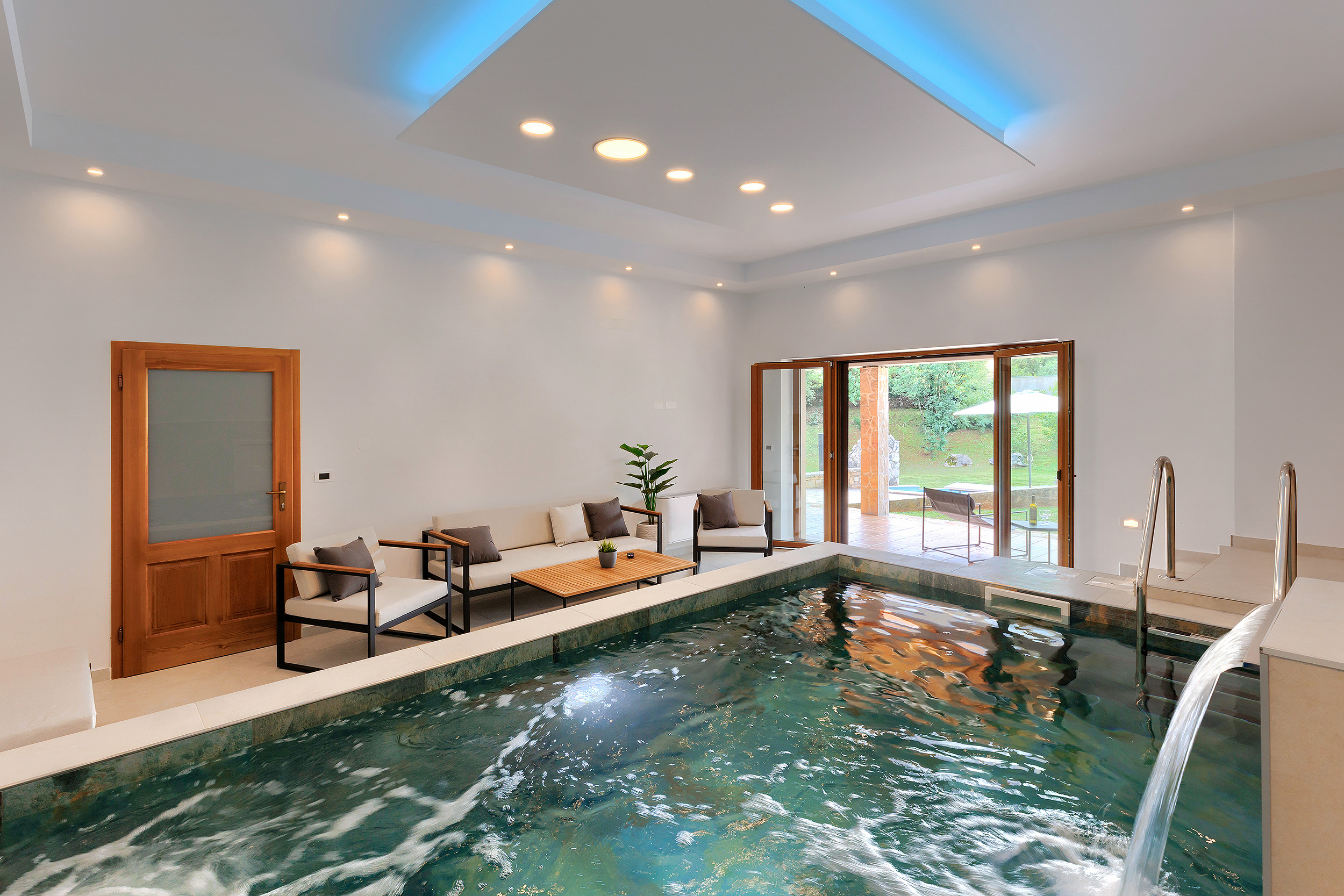 Villa with outdoor and indoor swimming pool, near Labin