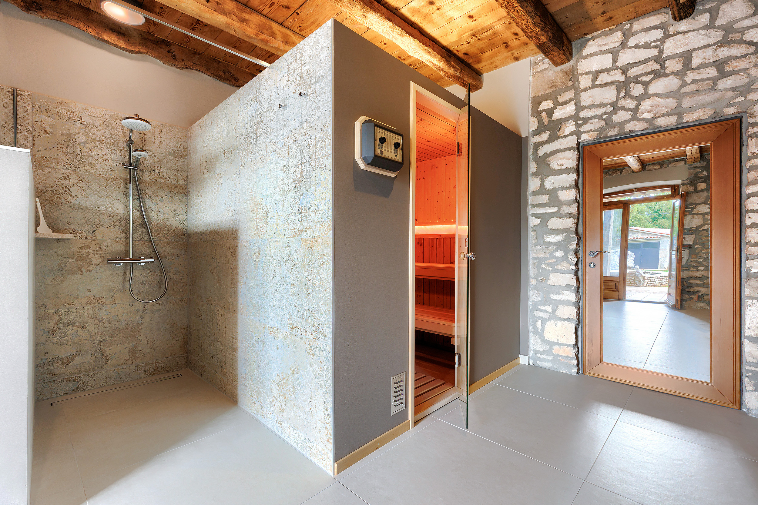 Villa with outdoor and indoor swimming pool, near Labin