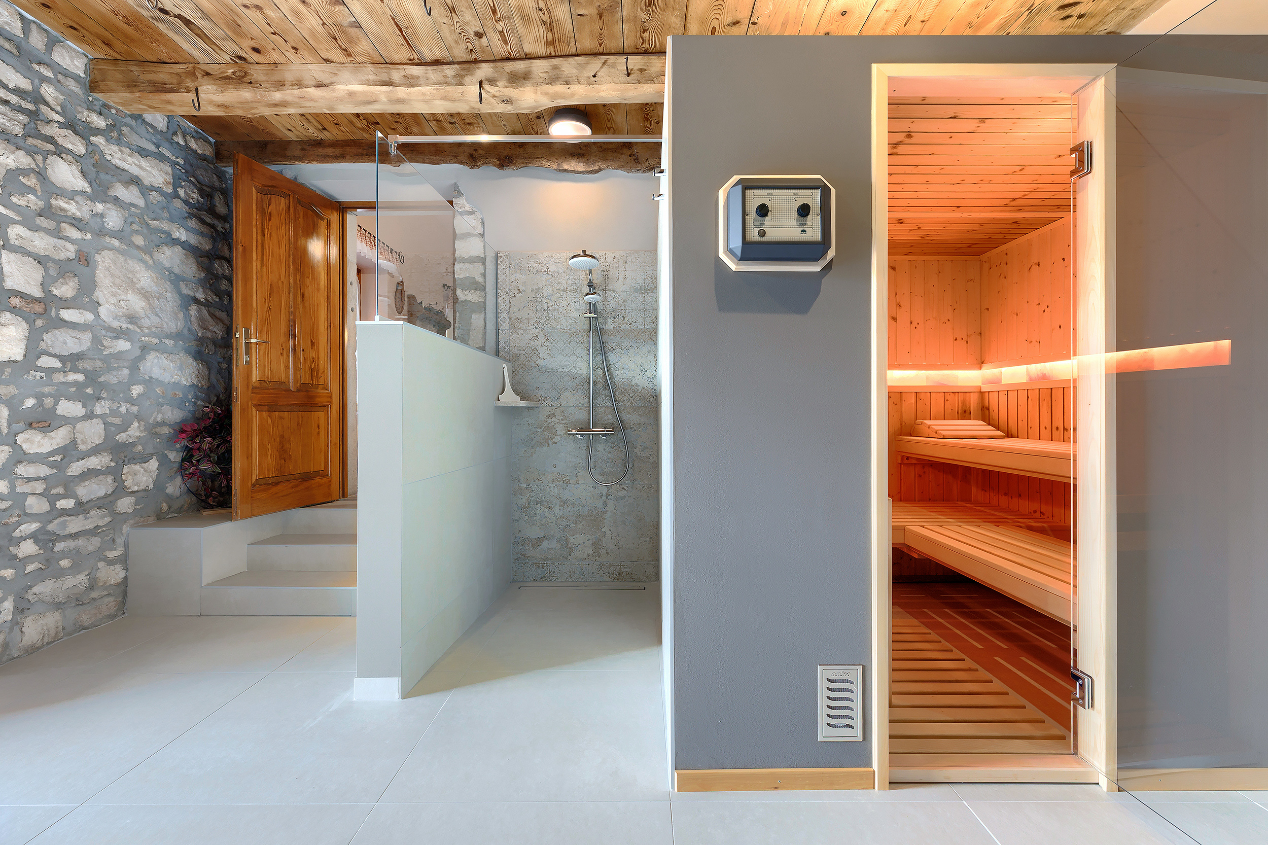 Villa with outdoor and indoor swimming pool, near Labin