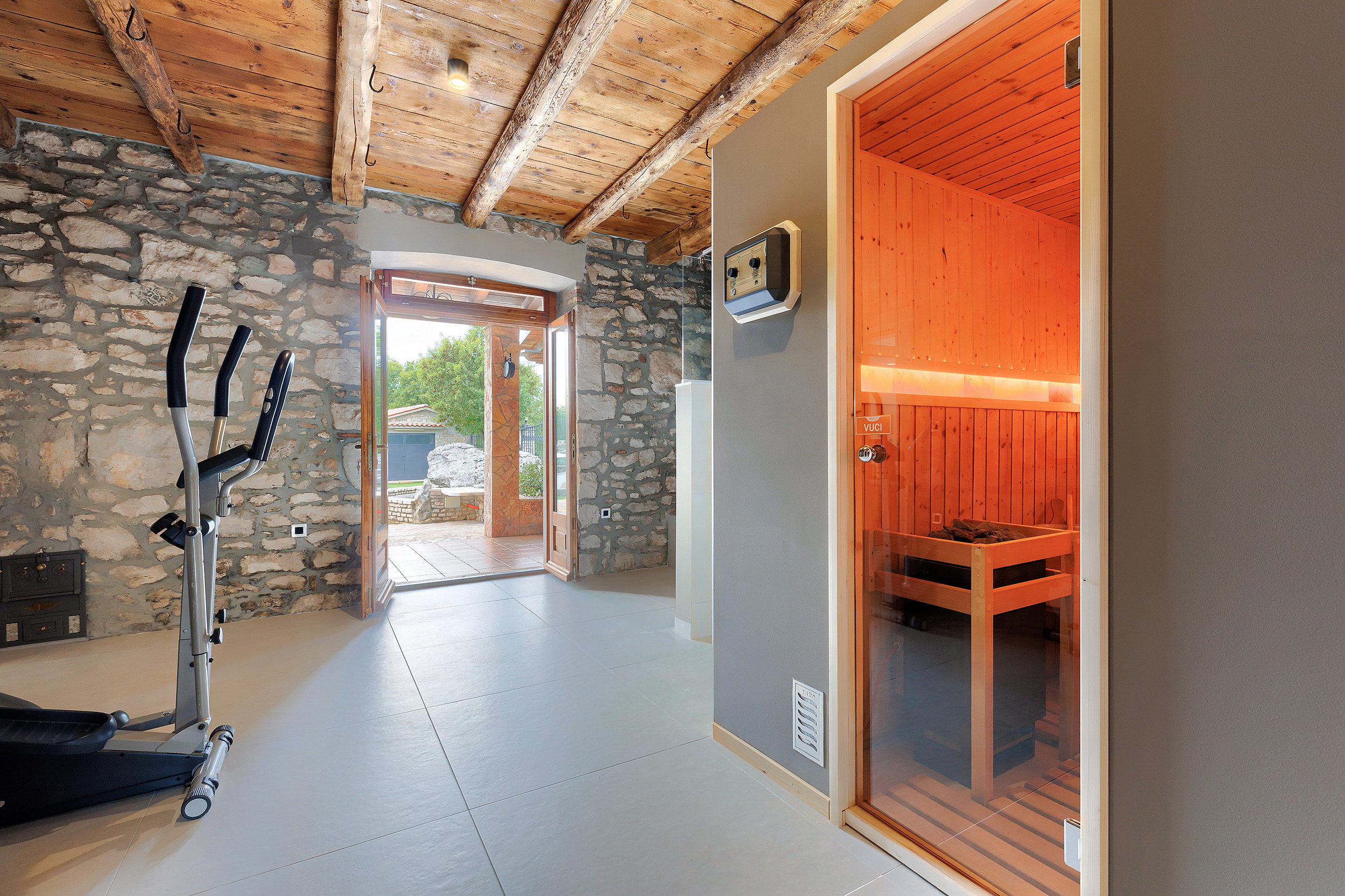 Villa with outdoor and indoor swimming pool, near Labin