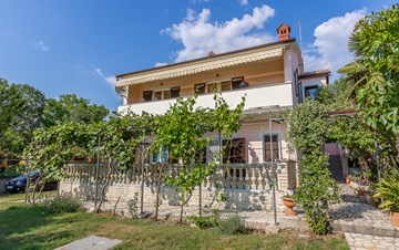 Family house near the sea with apartments, parking, A/C, garden