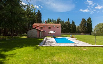 Villa con piscina privata immersa nel verde, 3 camere da letto